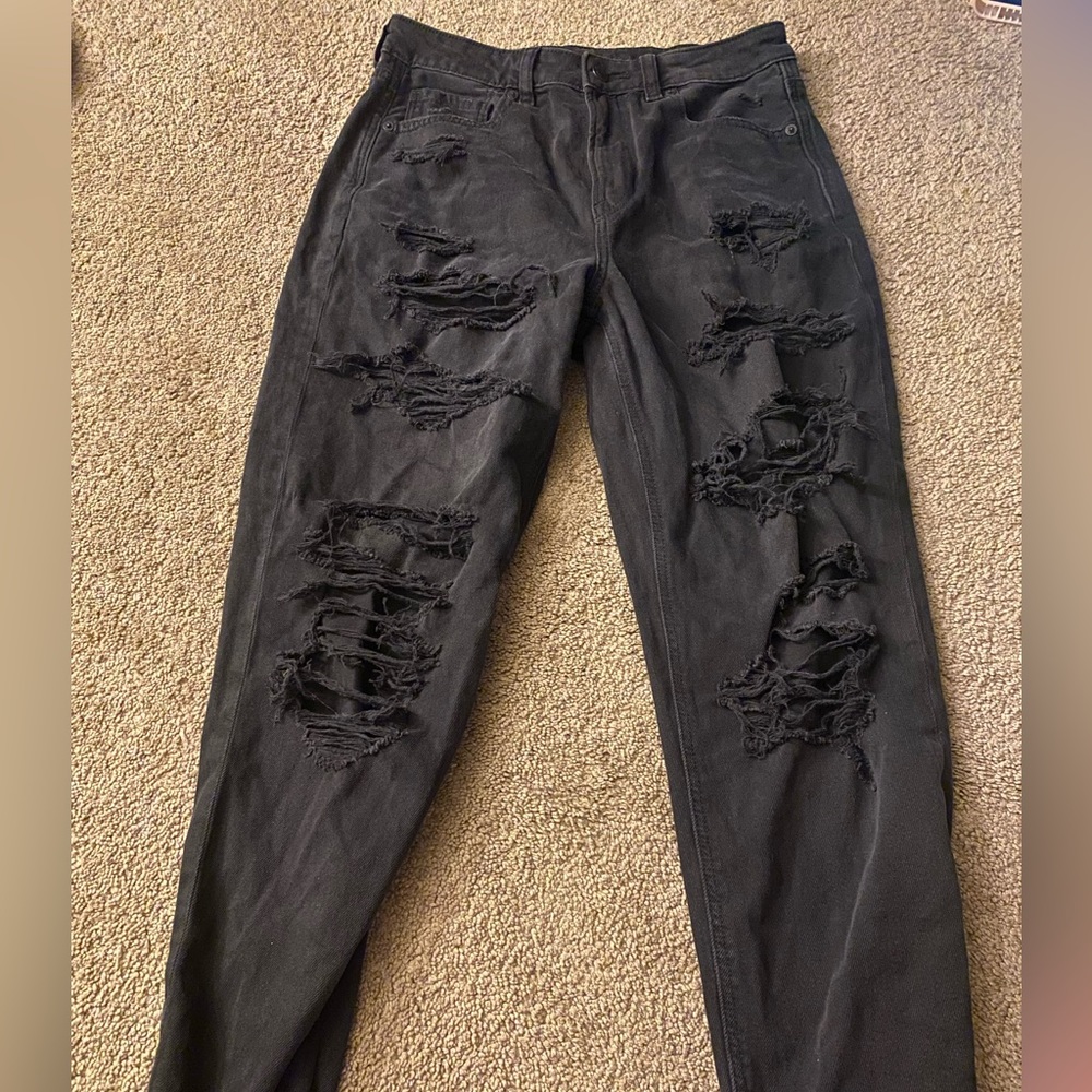 black distressed american eagle jeans, loose fit, high waisted super flattering!